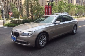 被拖走女子否认蹭热度要求宝马道歉,宝马被拖车
