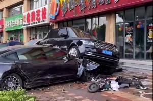 广州宝马车冲撞人群,广州撞车新闻