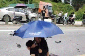 老人骑摩托撞宝马︰(老人骑摩托车被撞责任怎么划分)