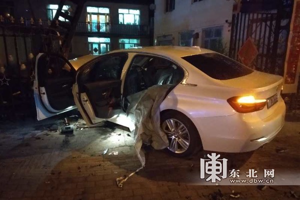【宝马男百万扔交警/宝马男被撞】-第1张图片